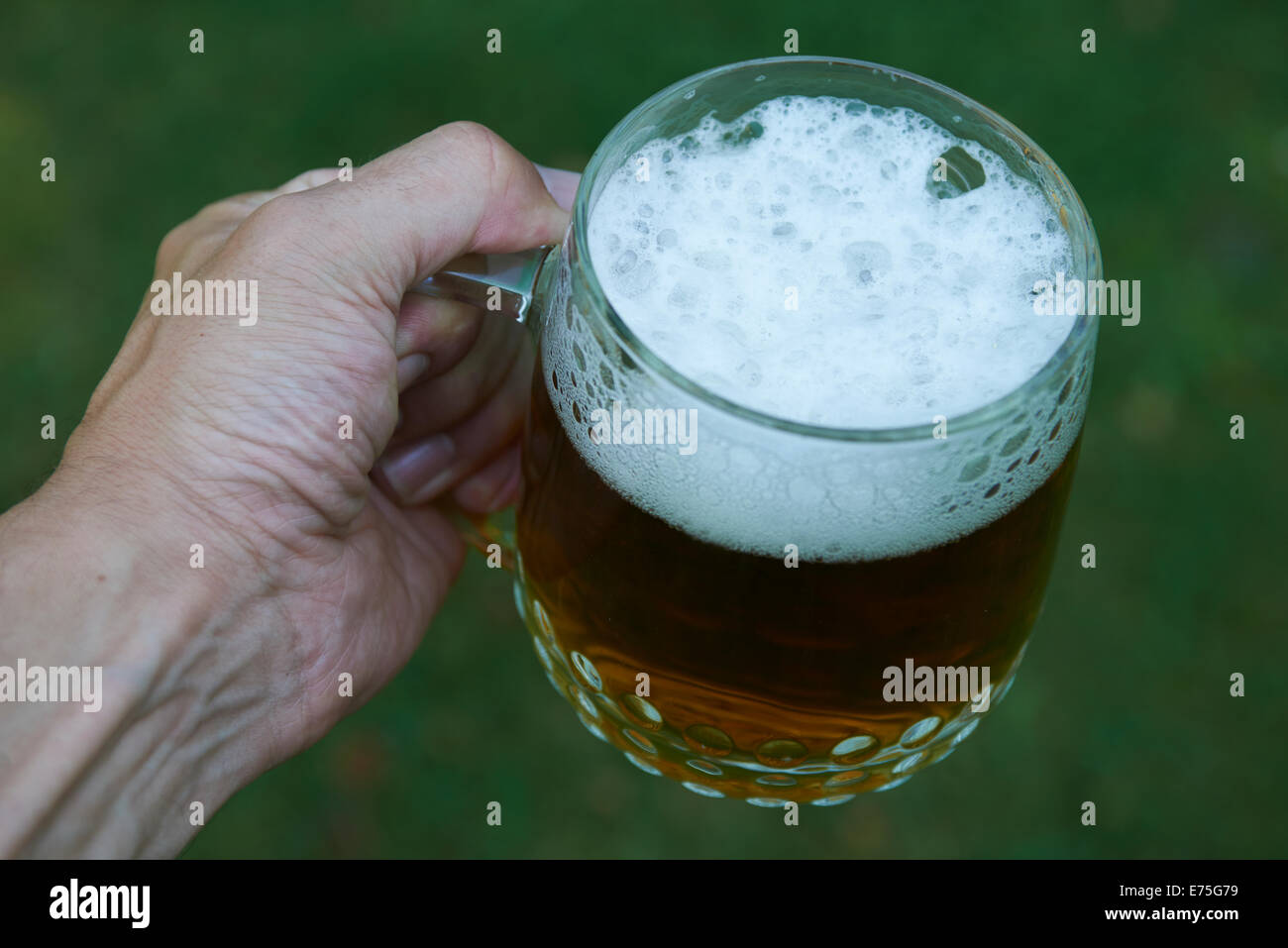 Hand holding glass beer hi-res stock photography and images - Alamy