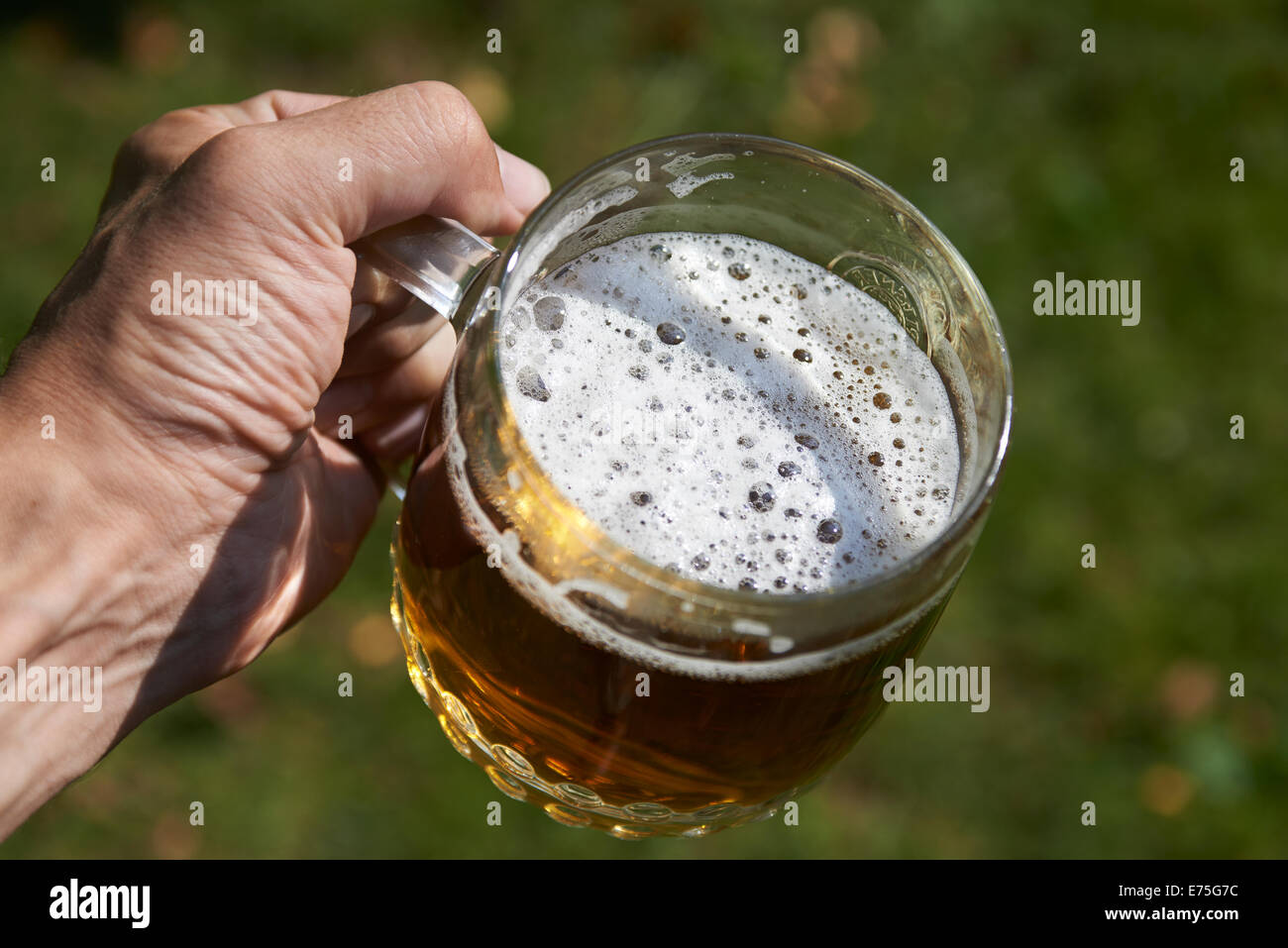 Hand holding glass beer hi-res stock photography and images - Alamy