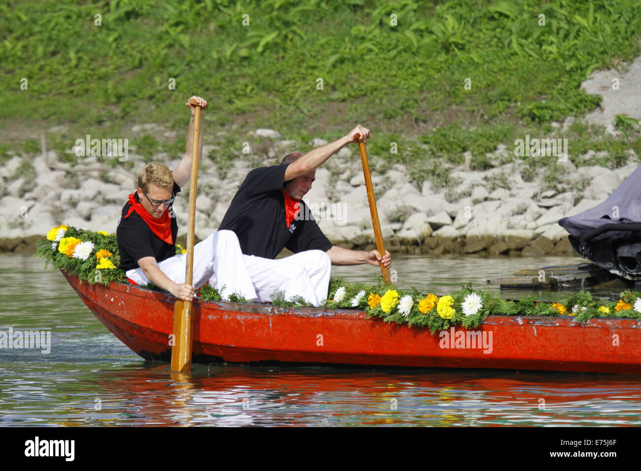 Two rowers row the boat to next attack. Fifteen teams each consisting of 2 rowers and one man fighting with a lance, competed in the 65th anniversary Fischerstechen (Fishermen's Joust) held on the final day of the Backfischfest. © Michael Debets/Pacific Press/Alamy Live News Stock Photo
