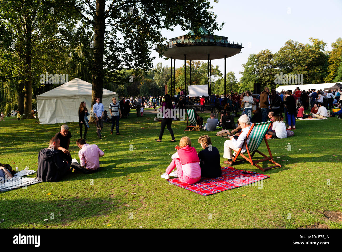 London, UK. 7th September, 2014. Attendees at the Jewish Music Institute Event, Regent's Park, London, England, UK Credit:  Keith Erskine/Alamy Live News Stock Photo