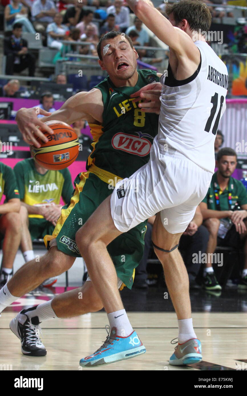Barcelona, Spain. 07th Sep, 2014. 2014 FIBA Basketball World Cup, round of 16. J. Maciulis and T. Abercrombie in action during game between New Zealand versus Lithuania at Palau St. Jordi Credit:  Action Plus Sports/Alamy Live News Stock Photo