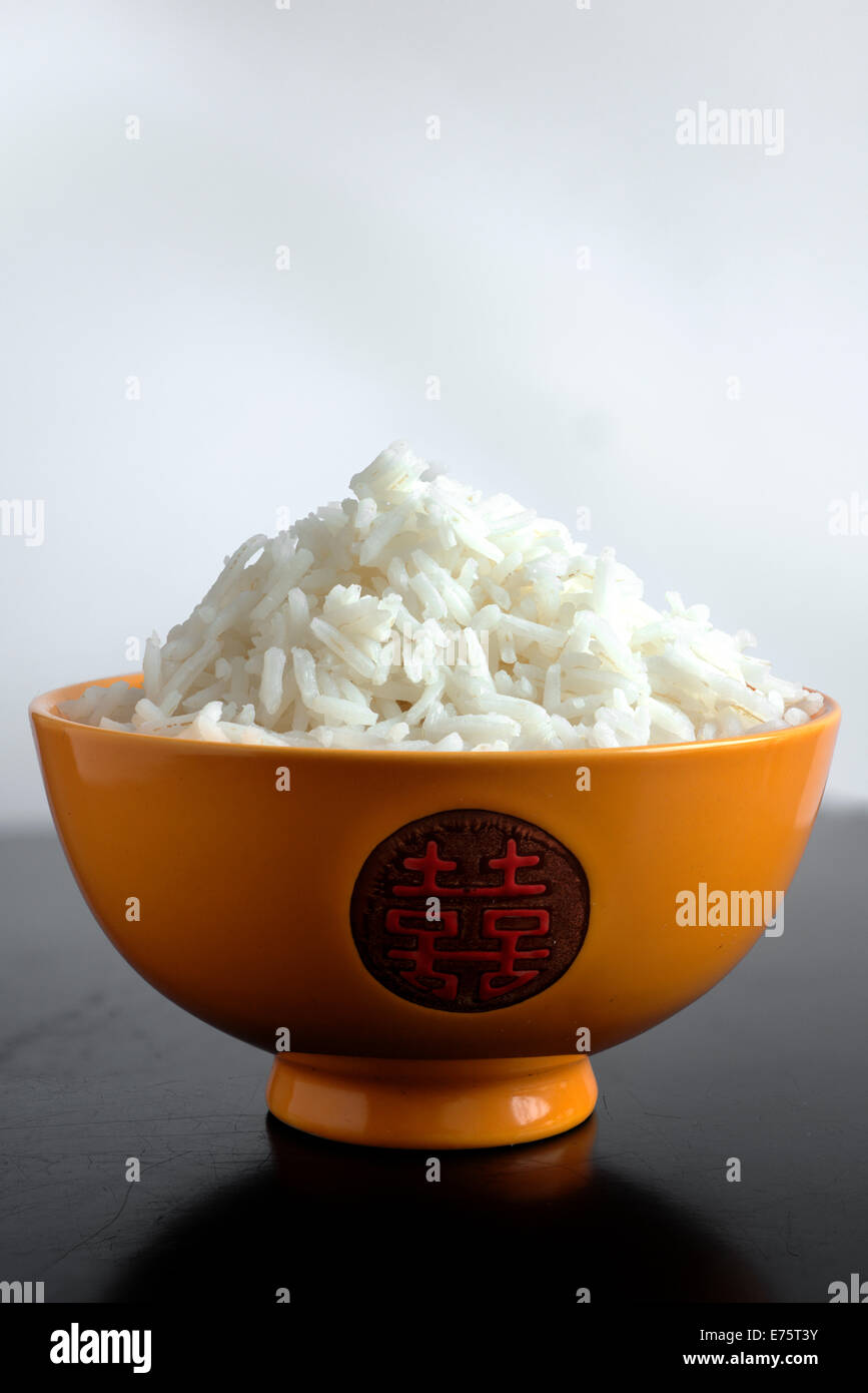 Gekochter Reis in Keramikschale Stock Photo Alamy