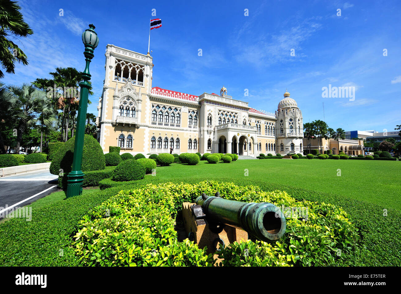 Bangkok, Thailand. 8th Sep, 2014. A man walks in front of the Government House in Bangkok, Thailand, on Sept. 8, 2014. Thai Prime Minister Prayuth Chan-ocha will hold the first cabinet meeting on Tuesday at the Government House. © Rachen Sageamsak/Xinhua/Alamy Live News Stock Photo