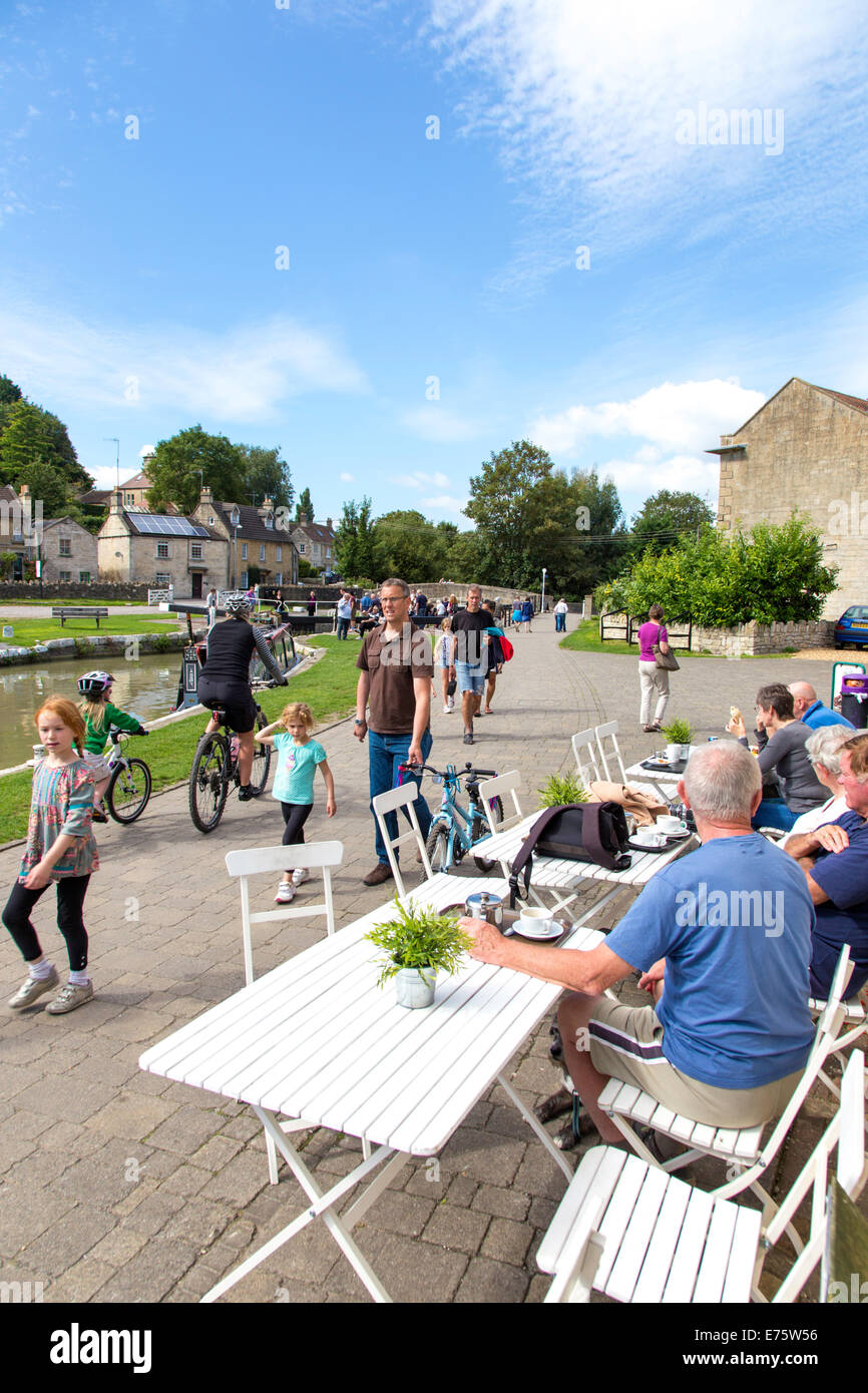 People enjoying a day out on the Kennet and Avon Canal at Bradford on Avon, Wiltshire, England, UK Stock Photo
