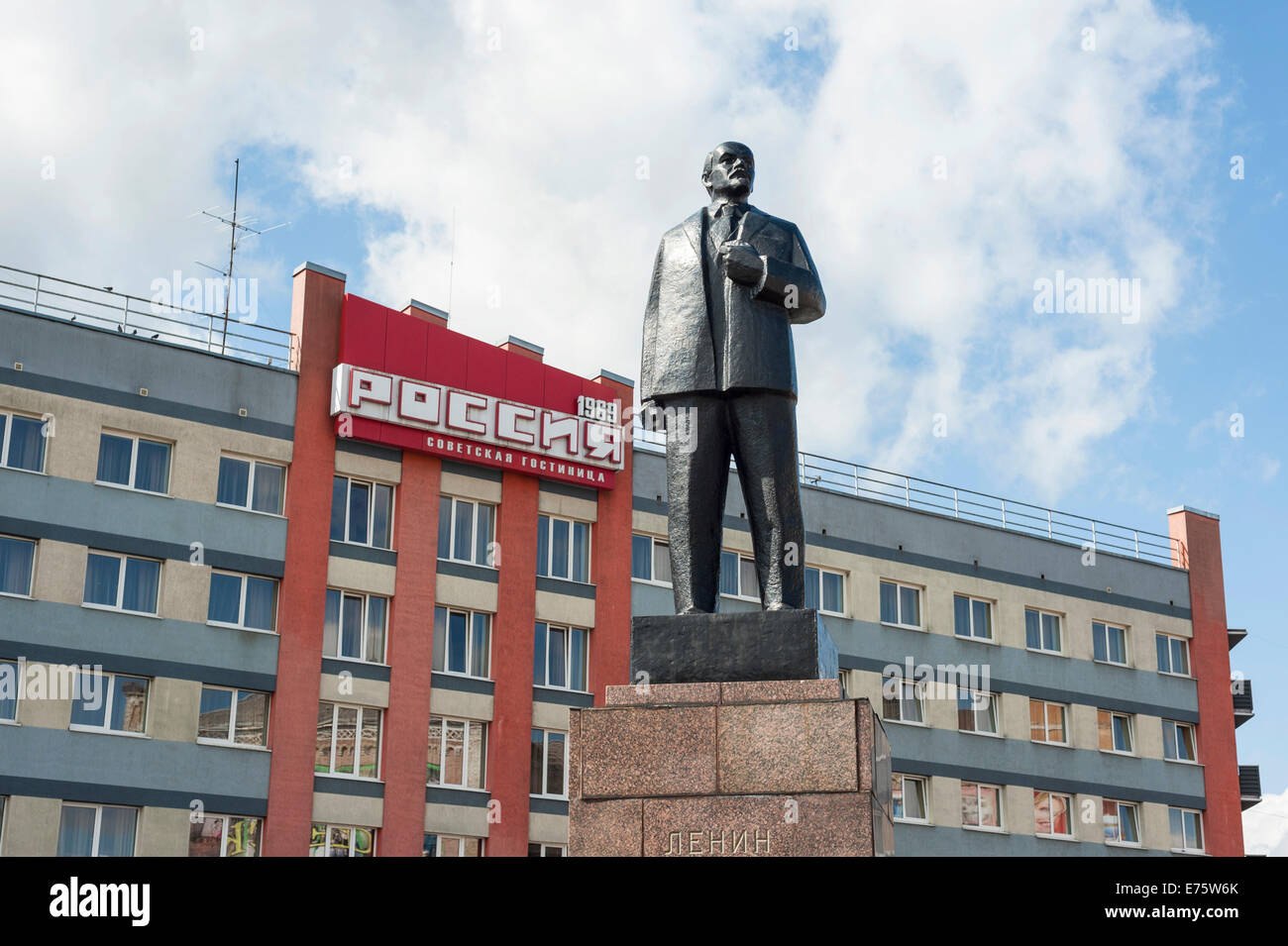 Lenin monument, bronze, on a stone pedestal, Hotel Russia at the back, in the town centre of Tilsit, Sovetsk, Kaliningrad Oblast Stock Photo