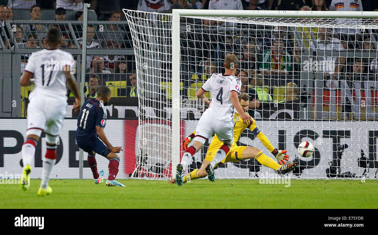 Scotlands Ikechi Anya (L) shots the 11 against Germanys goalkeeper