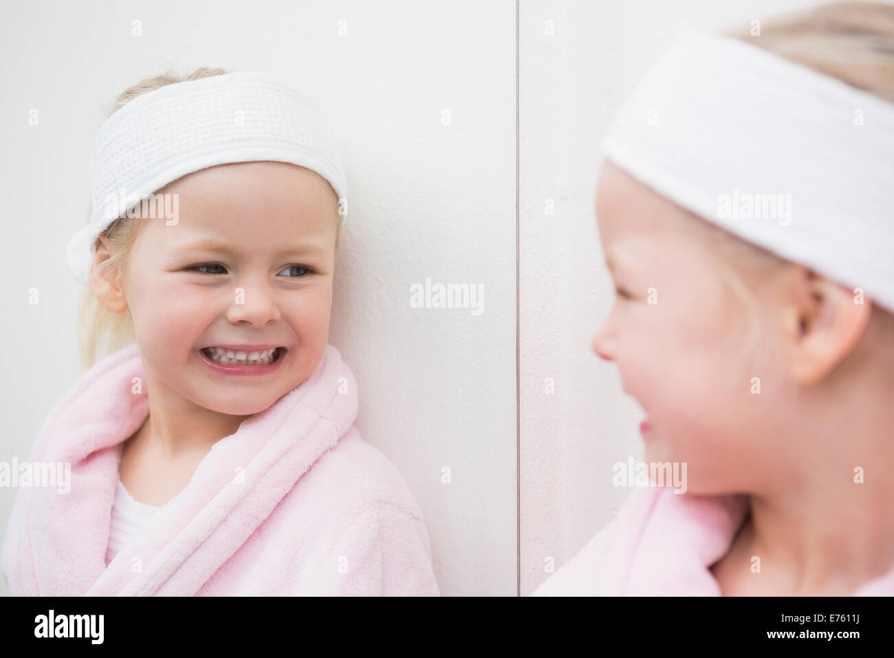 Little girl looking mirror hires stock photography and images Alamy