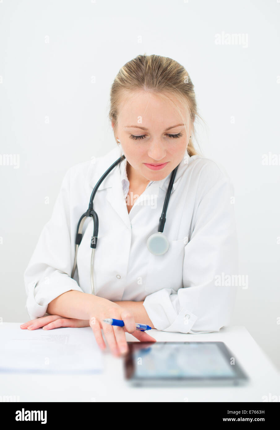 Tablet nurse portrait woman hi-res stock photography and images - Alamy