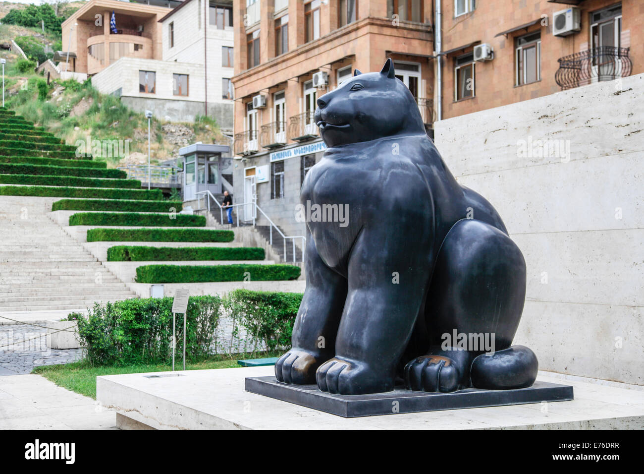 Armenia, Yerevan, Cafesjian Museum of Art and the Cascade Cat Sculpture by Fernando Botero Stock Photo