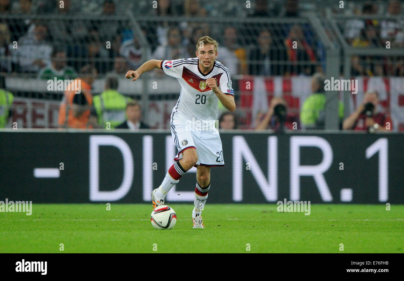 Leverkusen, Germany. 21st February, 2016. German Bundesliga season  2015/2016 matchday 22, Bayer 04 Leverkusen vs Borussia Dortmund (BVB) -----  Lukasz Piszczek (BVB) und Stefan Kie§ling (Kiessling) (Leverkusen) Credit:  kolvenbach/Alamy Live News Stock