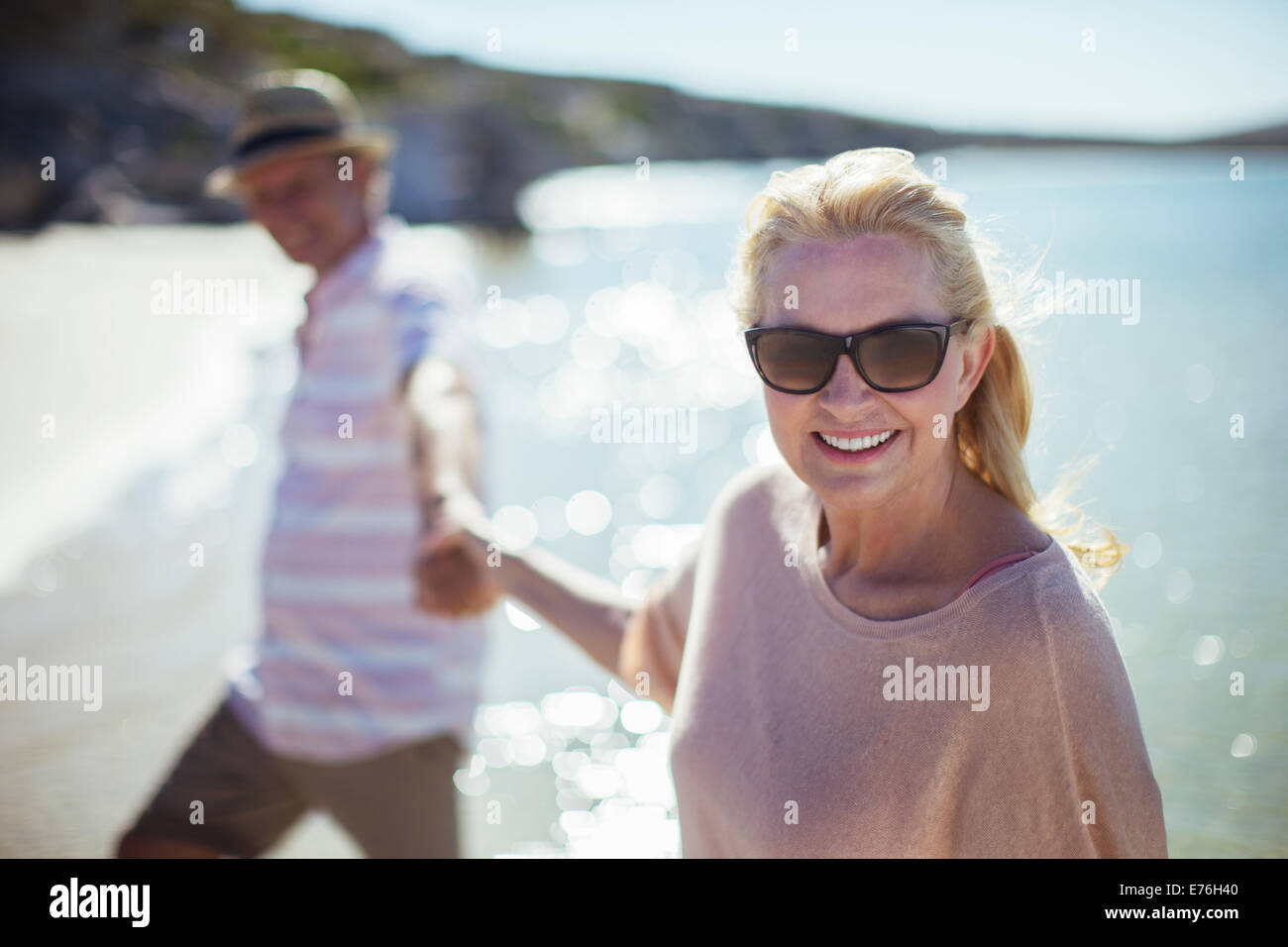 Couple holding hands beach hi-res stock photography and images - Alamy