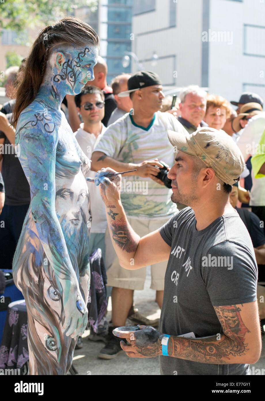 Diakritisch tetraëder Massage Body painting nude festival open air naked Stock Photo - Alamy