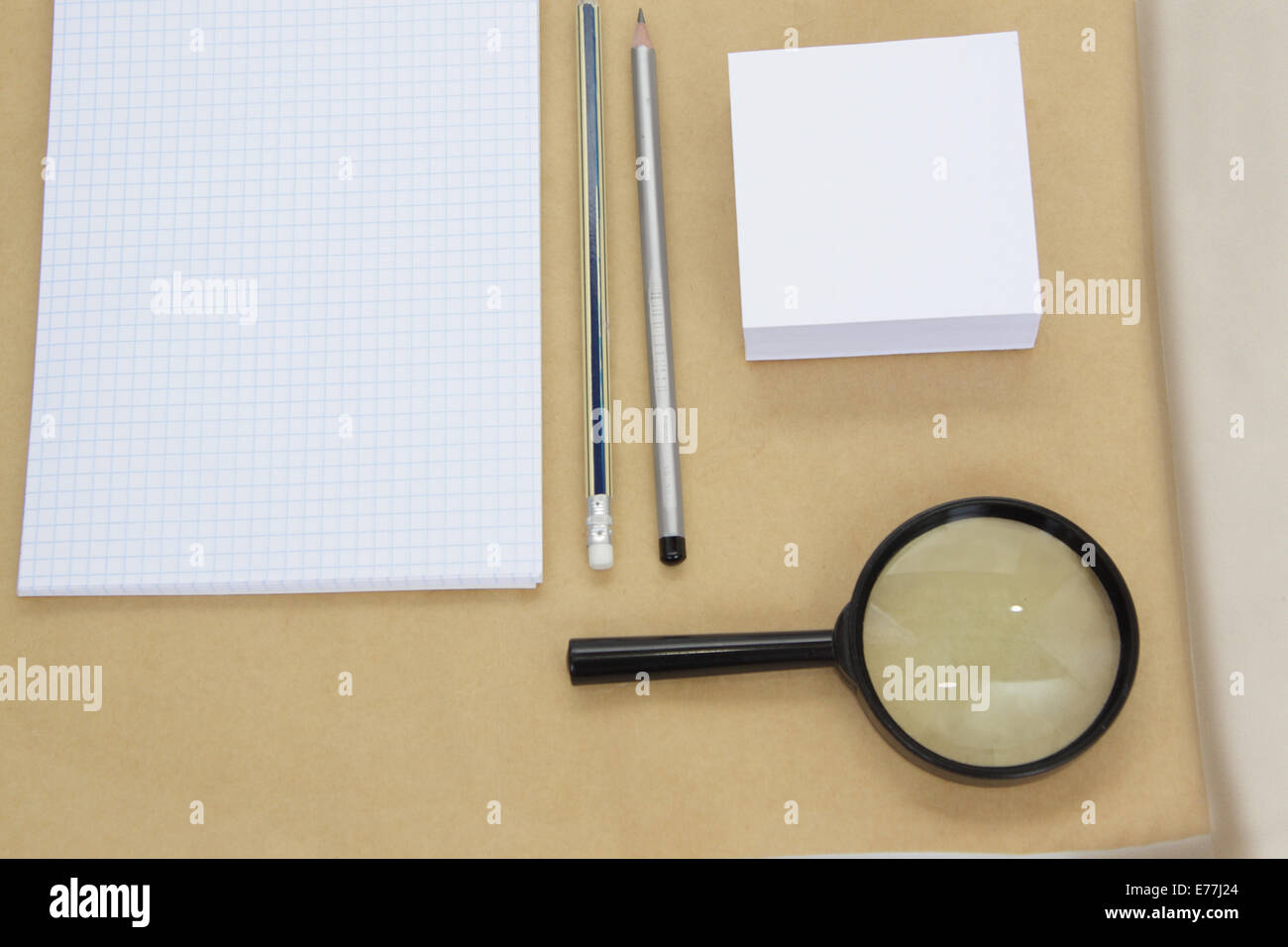 Magnifying glass paper hires stock photography and images Alamy