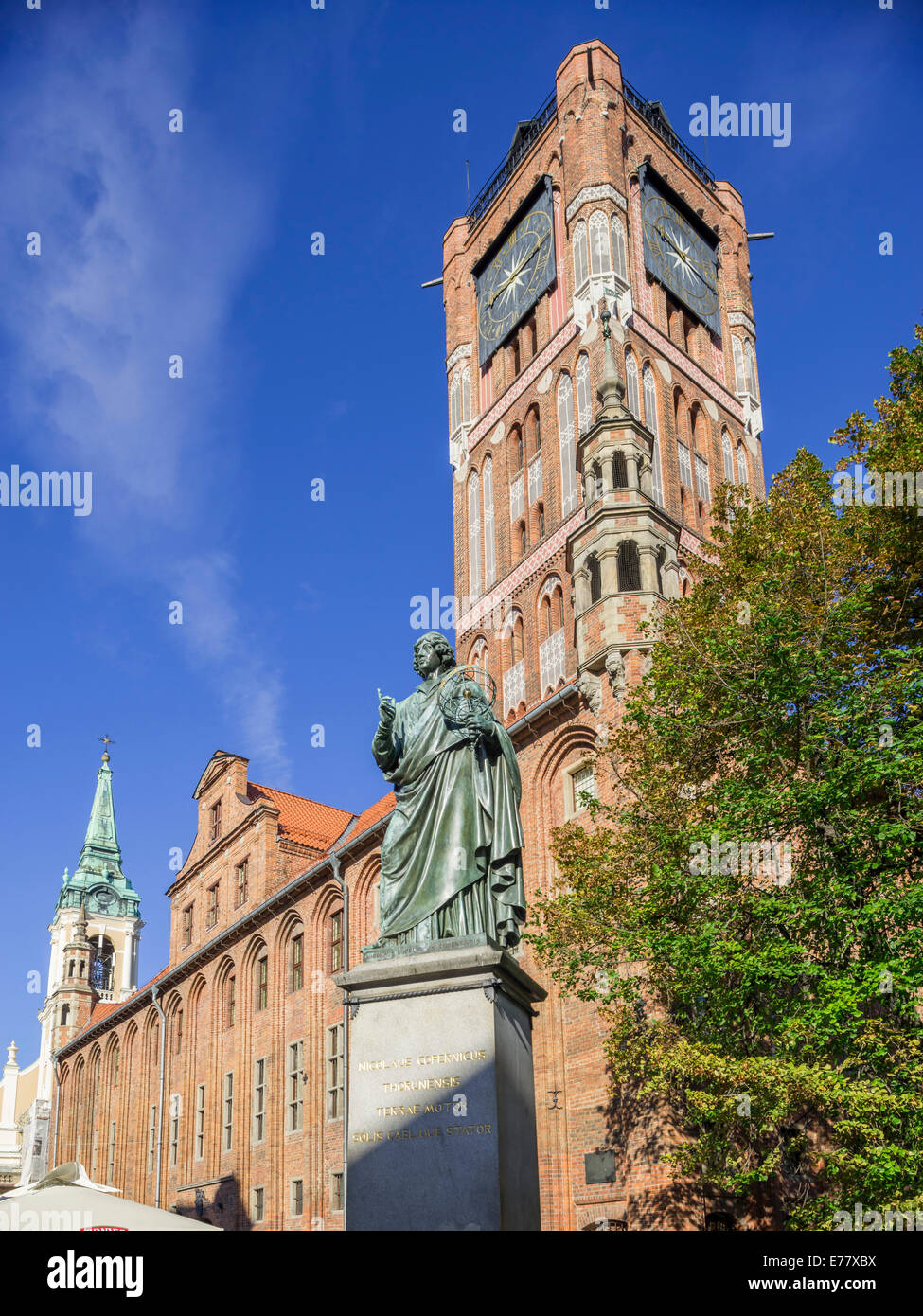 The town hall and the Nicolaus Copernicus Monument, Toruń, Kujawy-Pomerania Province, Poland Stock Photo