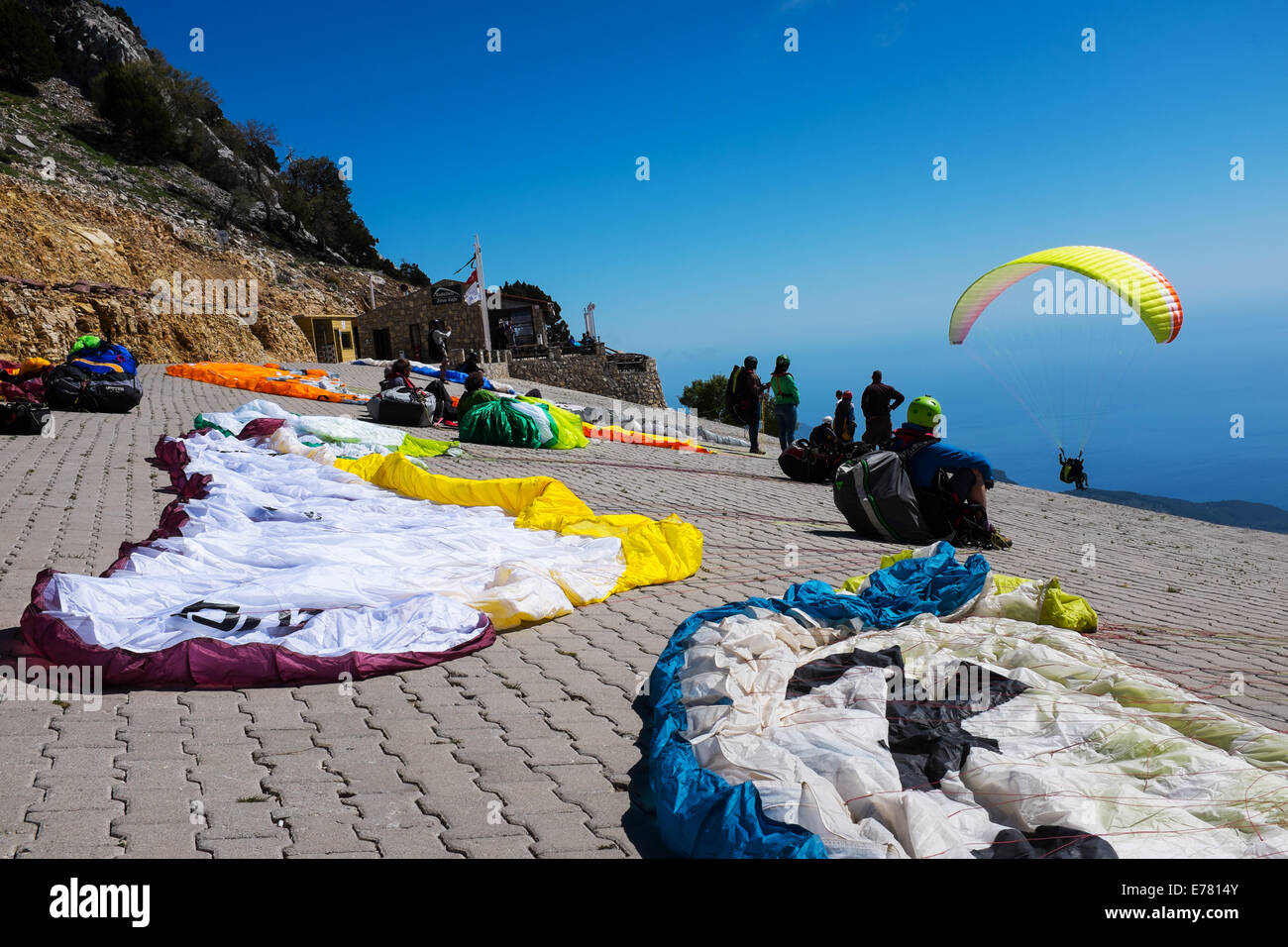 Paragliders taking off at Babadag mountain, Oludeniz, Turkey Stock Photo