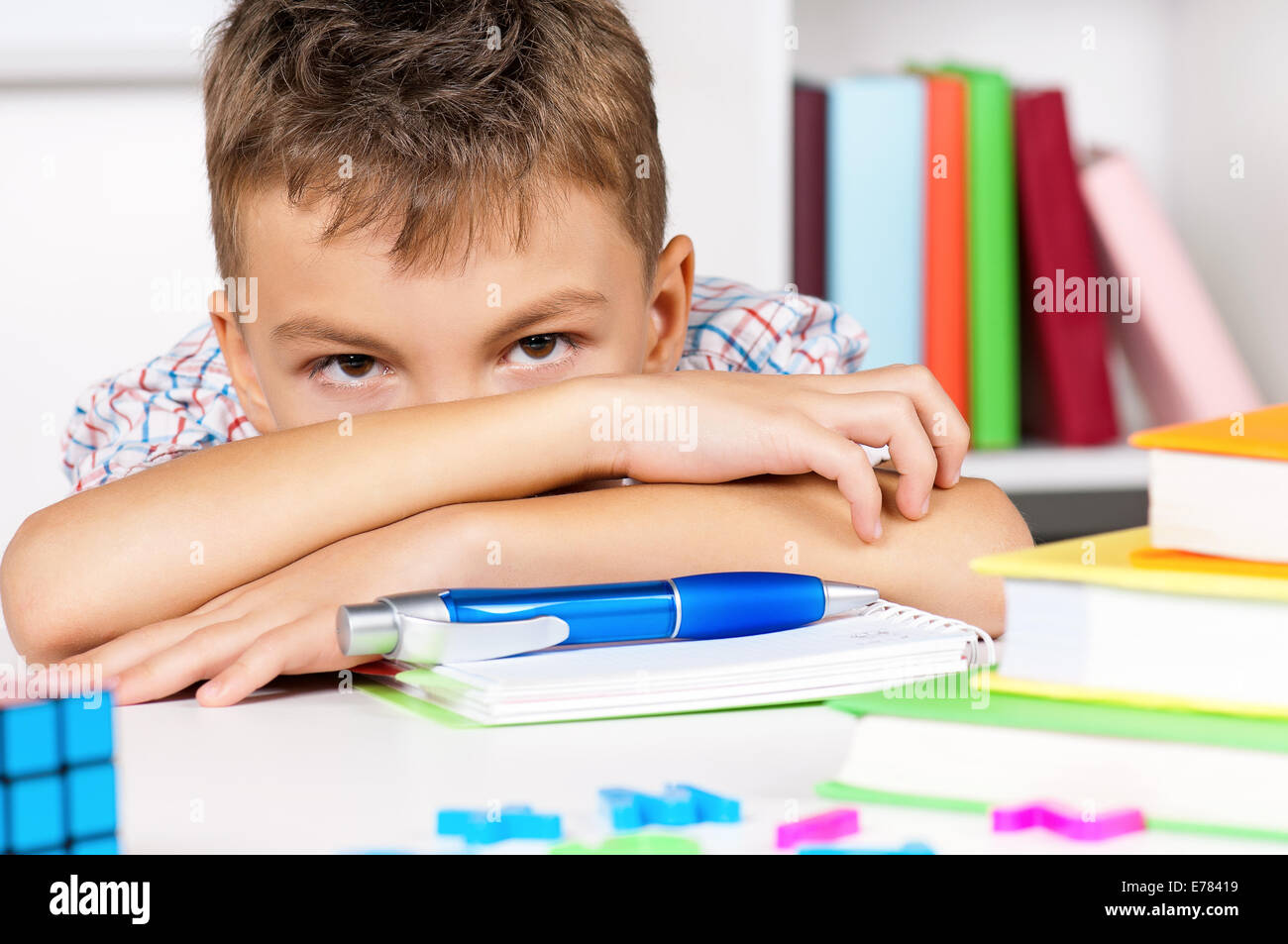 Ученик. Школьник с ноутбуком. Сайт для детей уроки. Сайт для детей уроки. Занятия для детей.