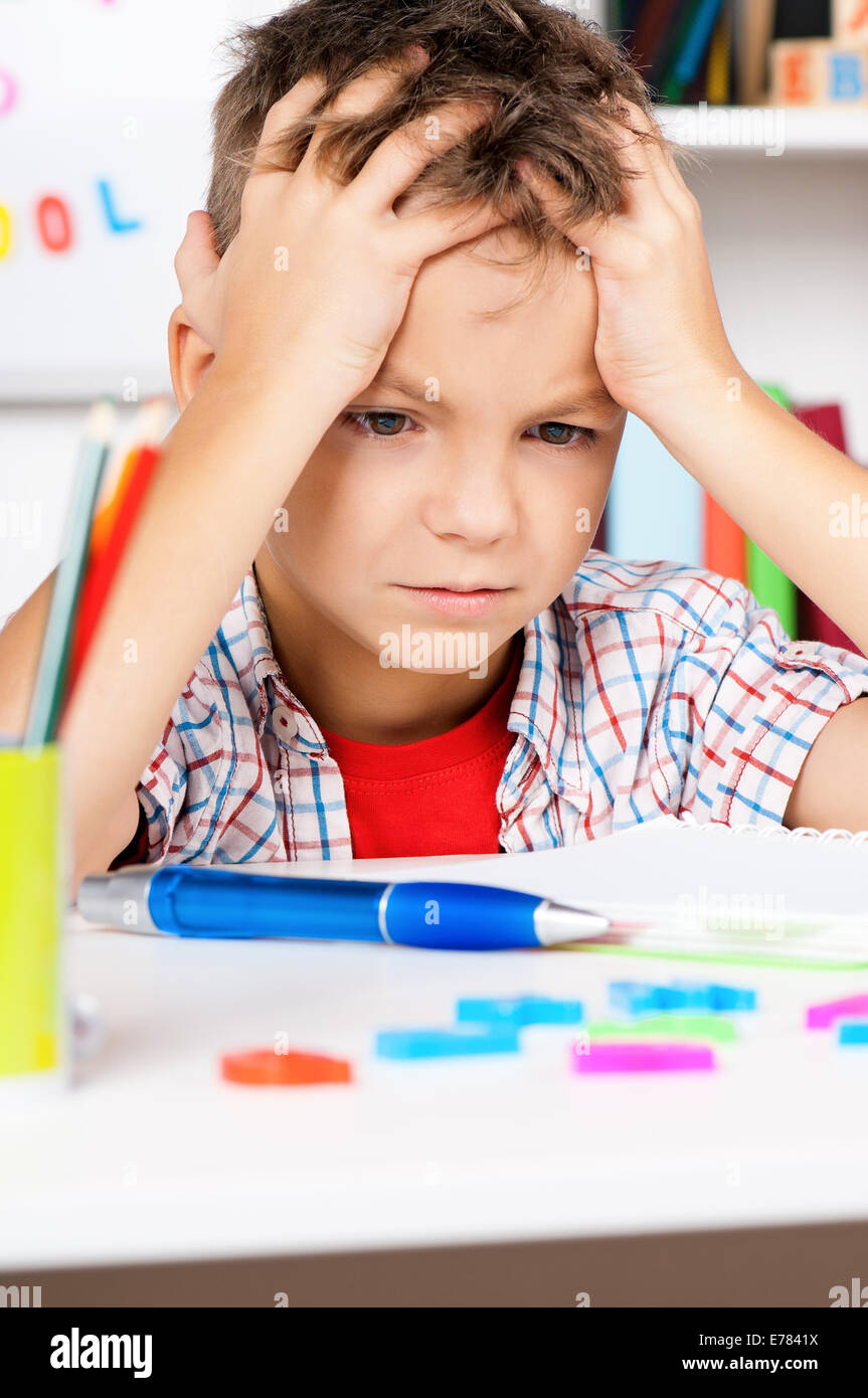 что сейчас мальчик делает. мальчик делает проект. мальчик 11 лет который делает домашнюю работу рисунок. мальчик делает проект. картина где мальчик сидит за уроками.