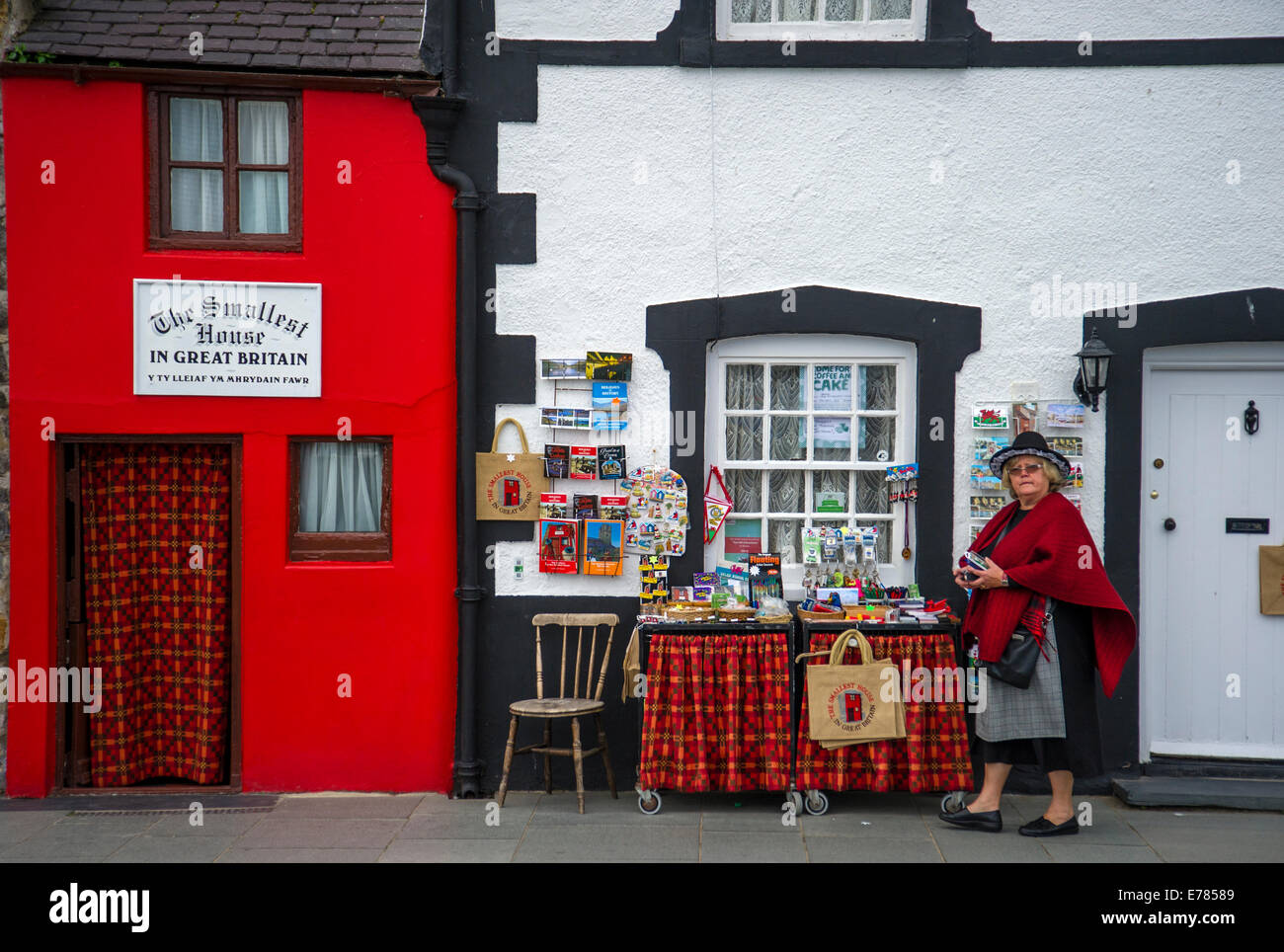 Welsh lady in traditional costume outside the smallest house in Great Britain.Conwy,Gwynedd North Wales Stock Photo