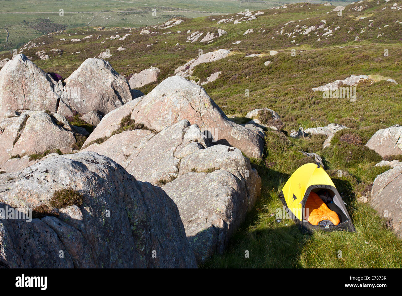 A yellow tent in the Welsh Mountains Stock Photo