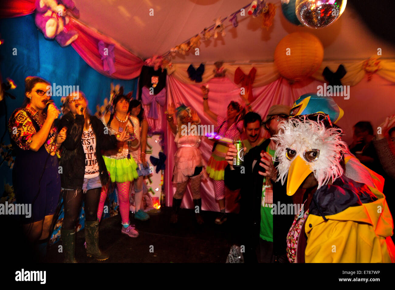 Glastonbury Festival 2014. Kamakaze Karaoke singing with man dressed as duck Stock Photo