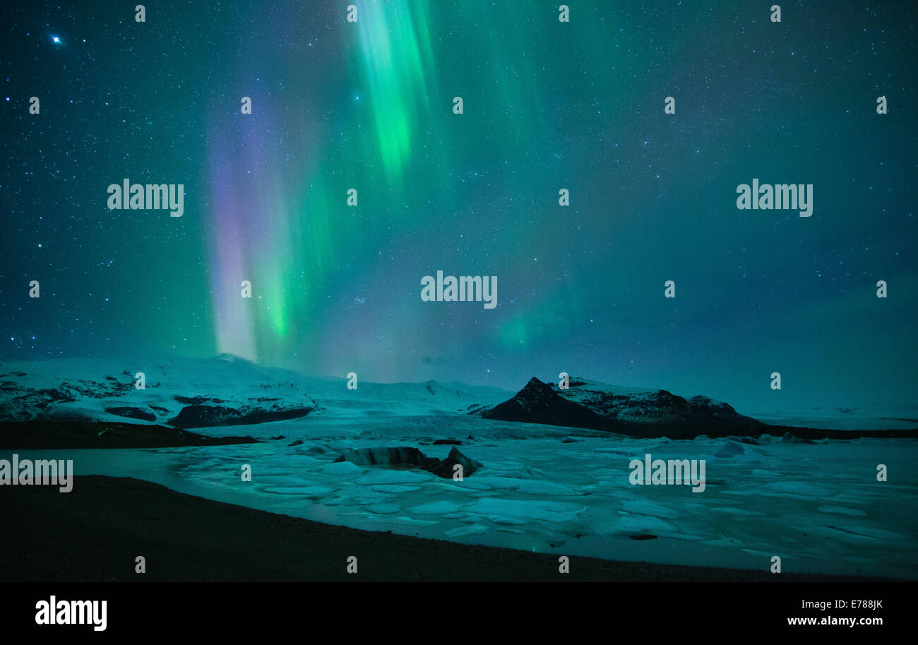 the Northern Lights (Aurora Borealis) over the Vatnajokull galcier and Fjallsarlon, eastern Iceland Stock Photo