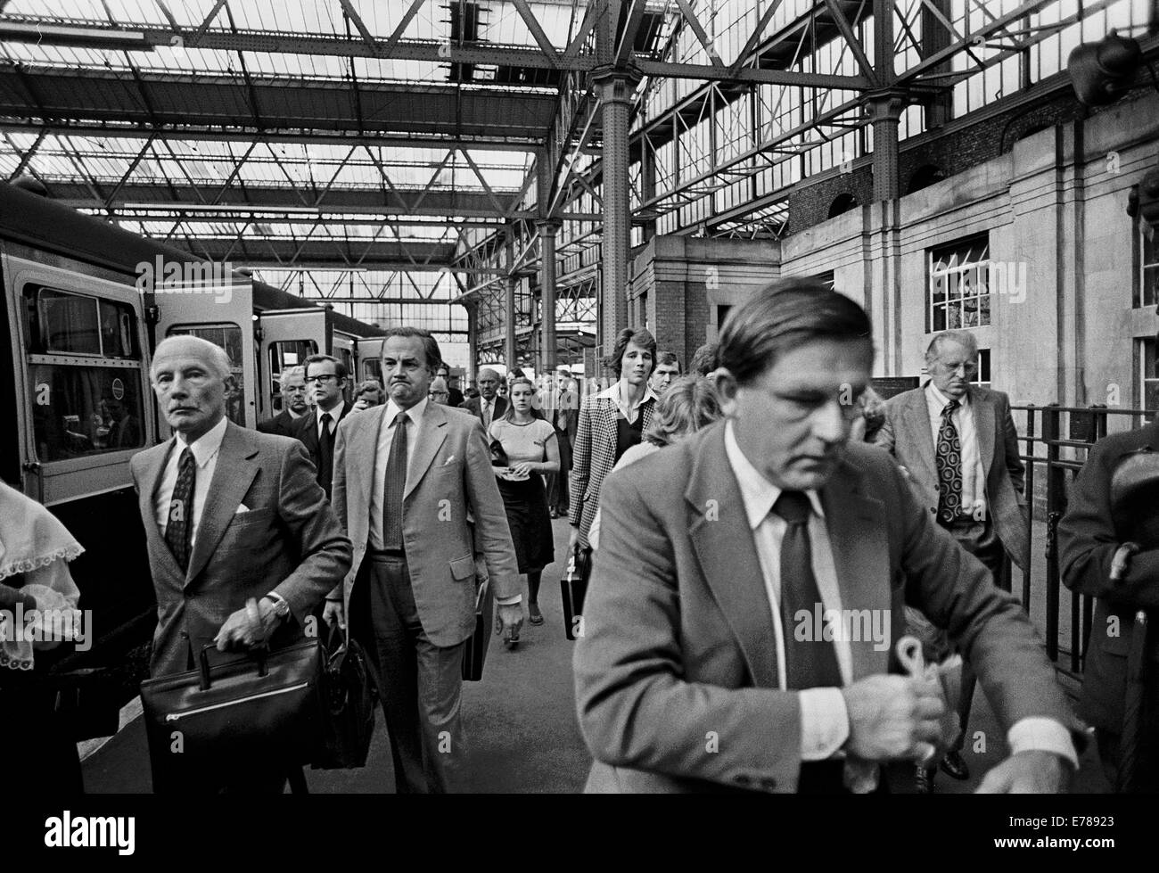 Arrivals from the Crowded Guilford train 8.30am, Waterloo station. Most travellers on this Southern Region train would be middle Stock Photo