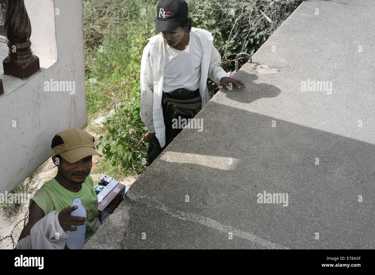 Mae Sot, Thailand. 9th Sep, 2014. Smugglers from Myanmar along the Thai Burma border who offer anything between cheap liquer and cigarettes, till viagra, drugs and even prostitutes. © Rohan Radheya/ZUMA Wire/Alamy Live News Stock Photo