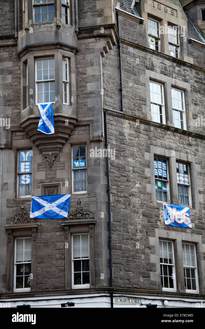 Edinburgh, Scotland, 9th Sept. 2014. Scottish Referendum posters visible on residential walls and in windows of the capital city over the last two days days show in most cases that the Yes case is much bolder and bigger than the smaller seemingly timid posters from the No camp, apart from the two female students who reside in the same flat in Marchmont, who disagree on their allegiance. Credit:  Arch White/Alamy Live News Stock Photo