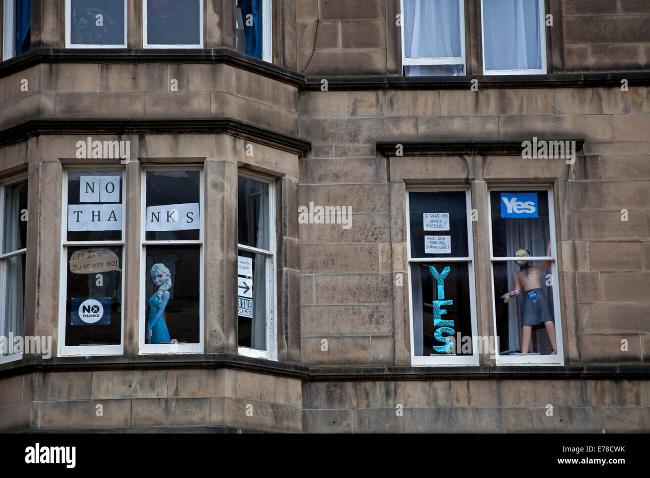 Edinburgh, Scotland, 9th Sept. 2014. Scottish Referendum posters visible on residential walls and in windows of the capital city over the last two days days show in most cases that the Yes case is much bolder and bigger than the smaller seemingly timid posters from the No camp, apart from the two female students who reside in the same flat in Marchmont, who disagree on their allegiance. Credit:  Arch White/Alamy Live News Stock Photo