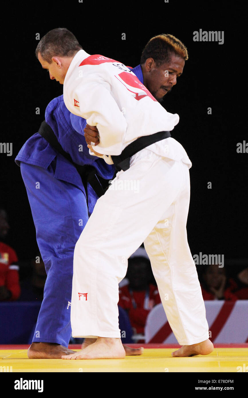Euan Burton of Scotland (white) v Dominic Dugasse of Seychelles (Blue) in  the mens 100 kg judo at the 2014 Commonwealth games Stock Photo - Alamy