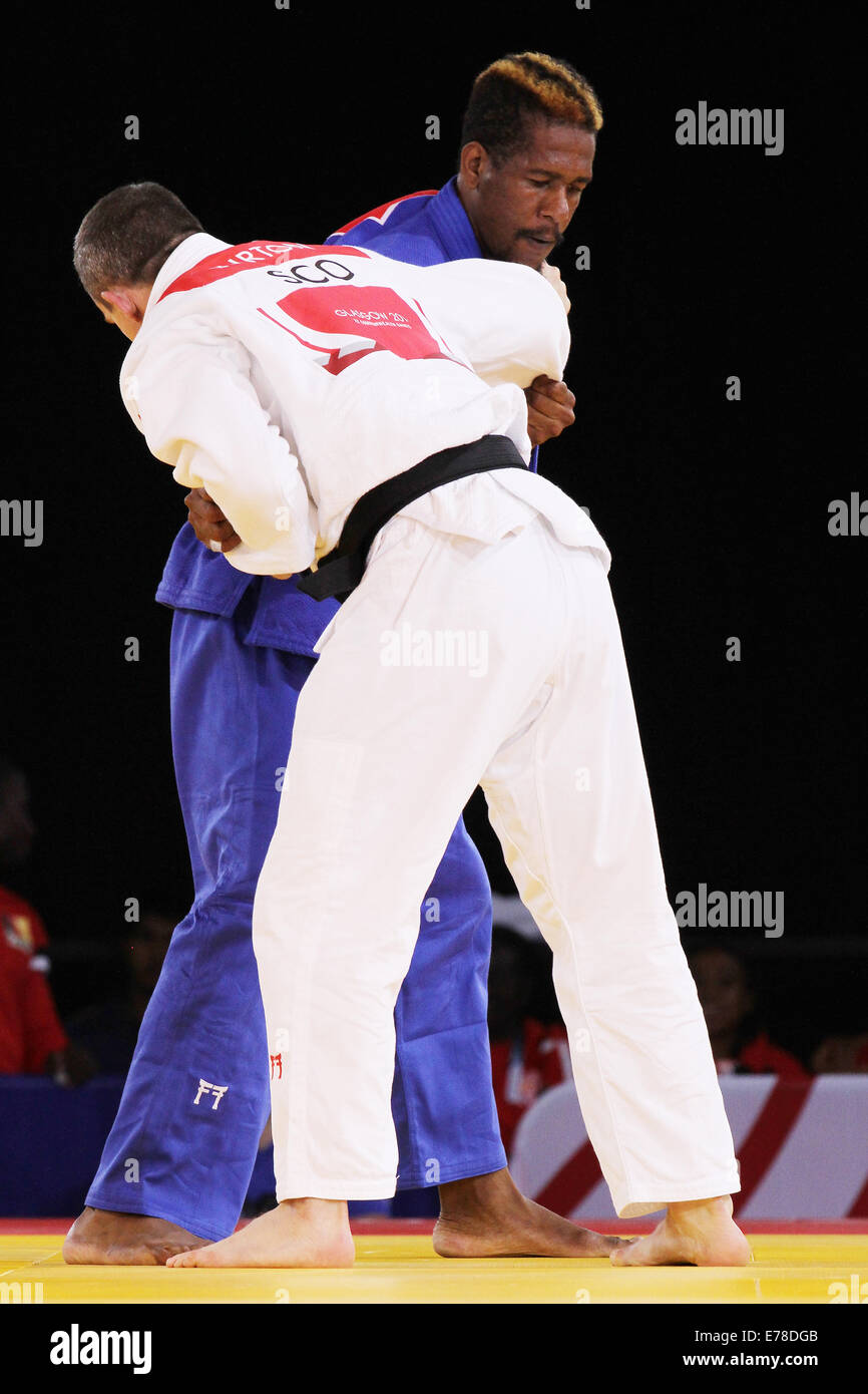 Euan Burton of Scotland (white) v Dominic Dugasse of Seychelles (Blue) in  the mens 100 kg judo at the 2014 Commonwealth games Stock Photo - Alamy