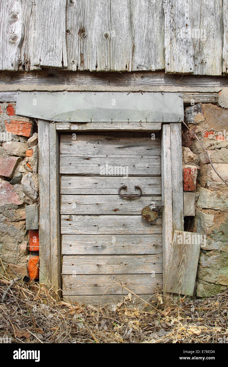 Old wooden door farm building hi-res stock photography and images - Alamy