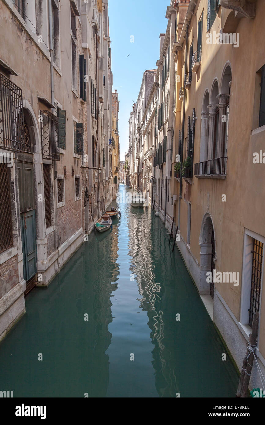 Venice narrow canal hi-res stock photography and images - Alamy