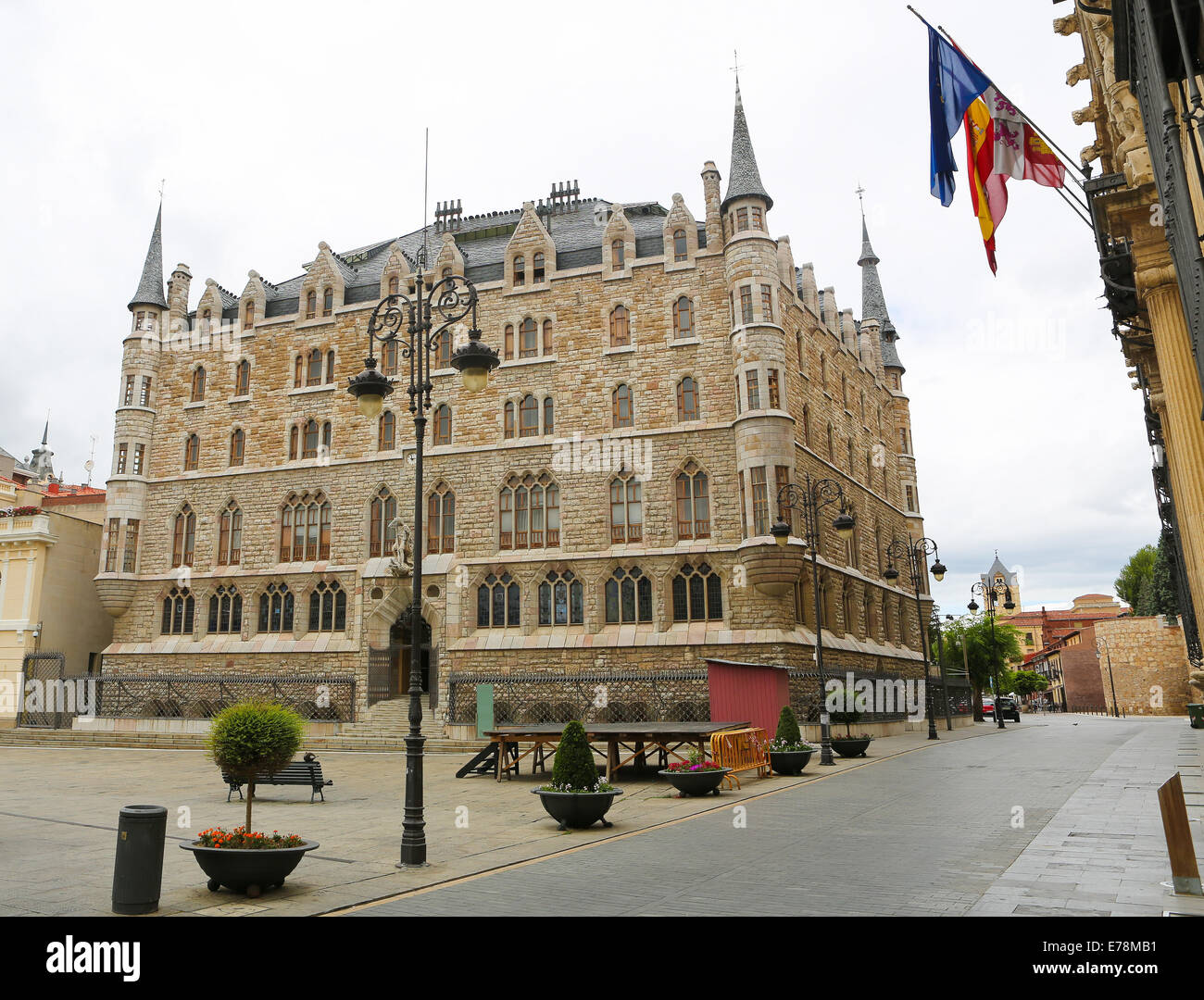 Casa de los Botines in Leon, Castille and Leon, Spain. This famous building  was created by the Modernist architect Antoni Gaudi Stock Photo - Alamy