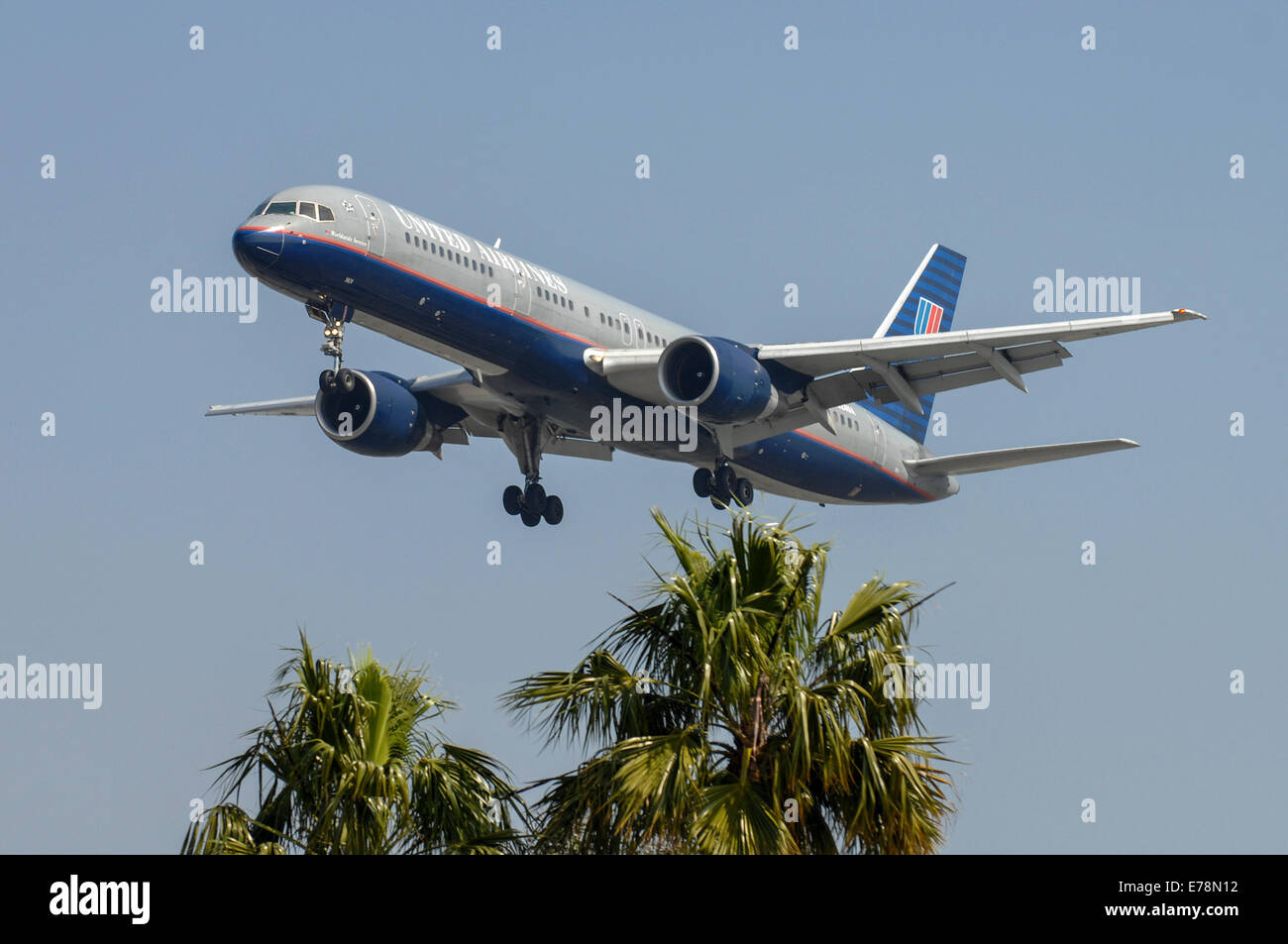 Boeing 757-200 of United Airlines on final approach to Los Angeles International Airport Stock Photo