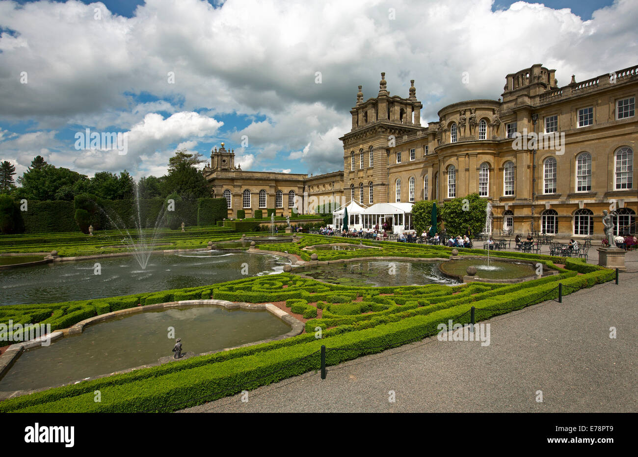 formal-gardens-with-water-features-and-fountains-with-blenheim-palace