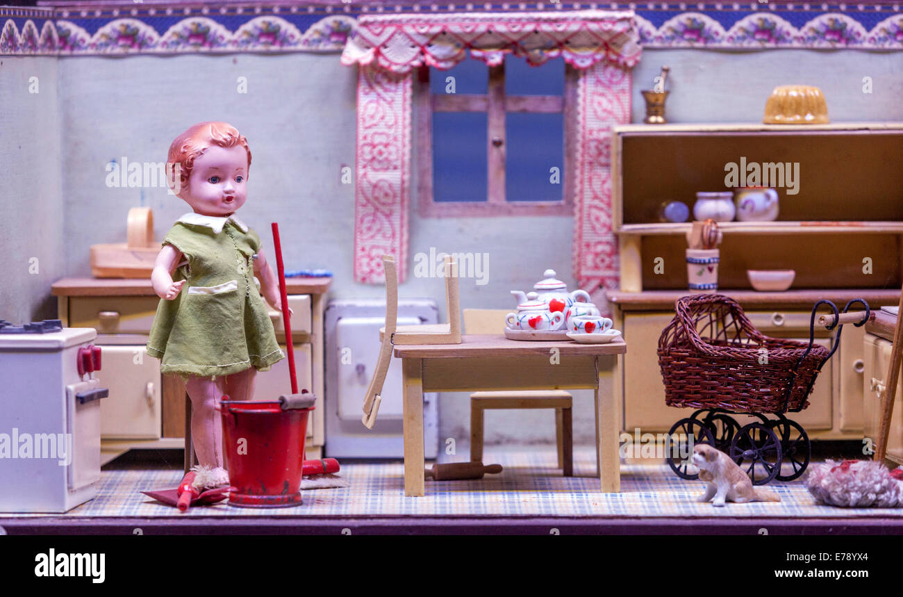 Dolls house miniatures hi-res stock photography and images - Alamy