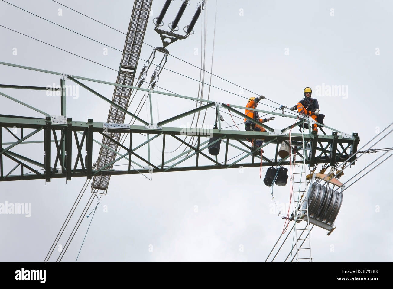 overhead transmission cable installers installing insulated cable installers