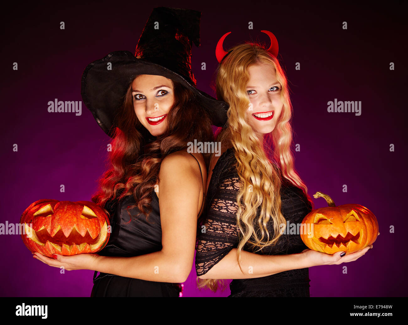 подруги хэллоуин. хэллоуин девушка. ангелика роуз draculangelica. хэллоуин две девушки. костюм на хэллоуин для девушек.