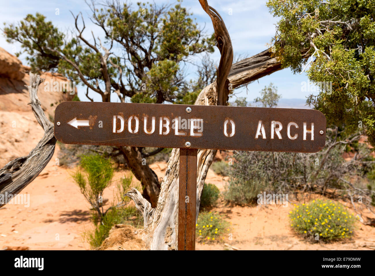 tourist sign showing the direction of hiking path towards Double O Arch in Utah Stock Photo