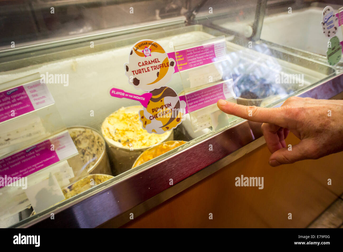 A customer chooses Pumpkin Cheesecake ice cream in a Baskin Robbins in New York Stock Photo