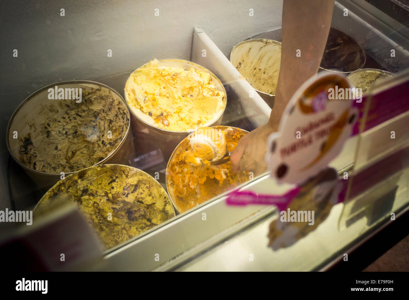 A worker scoops Pumpkin Cheesecake ice cream in a Baskin Robbins in New York Stock Photo