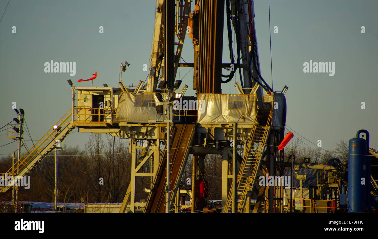 Onshore oil rig hi-res stock photography and images - Alamy