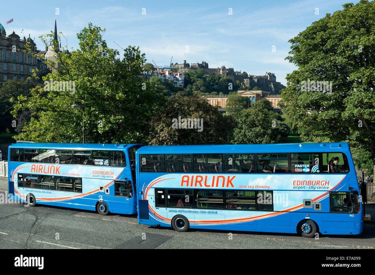 Edinburgh Arilink airport buses on Waverley Bridge with the National Gallery and Edinburgh Castle in the background Stock Photo