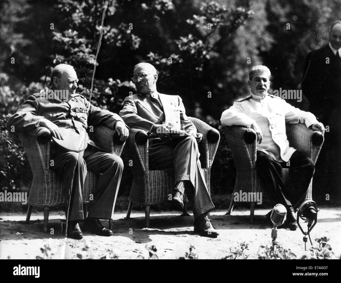 Potsdam, Germany. 15th July, 1945. L-R : British Prime Minister WINSTON CHURCHILL, before his defeat in the British elections, United States of America President HARRY TRUMAN and Soviet Premier JOSEPH STALIN, at the Potsdam Conference in Germany. © KEYSTONE Pictures/ZUMAPRESS.com/Alamy Live News Stock Photo