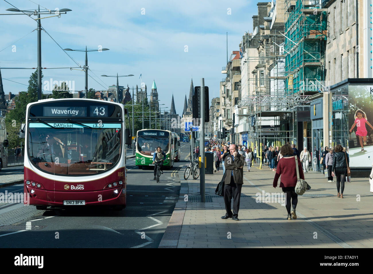 Buses and shoppers on Princes Street, Edinburgh Stock Photo