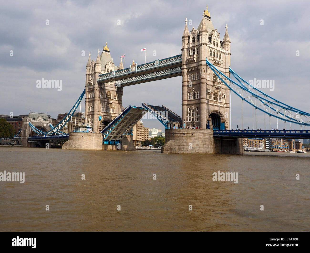 Ship passing tower bridge hi-res stock photography and images - Alamy