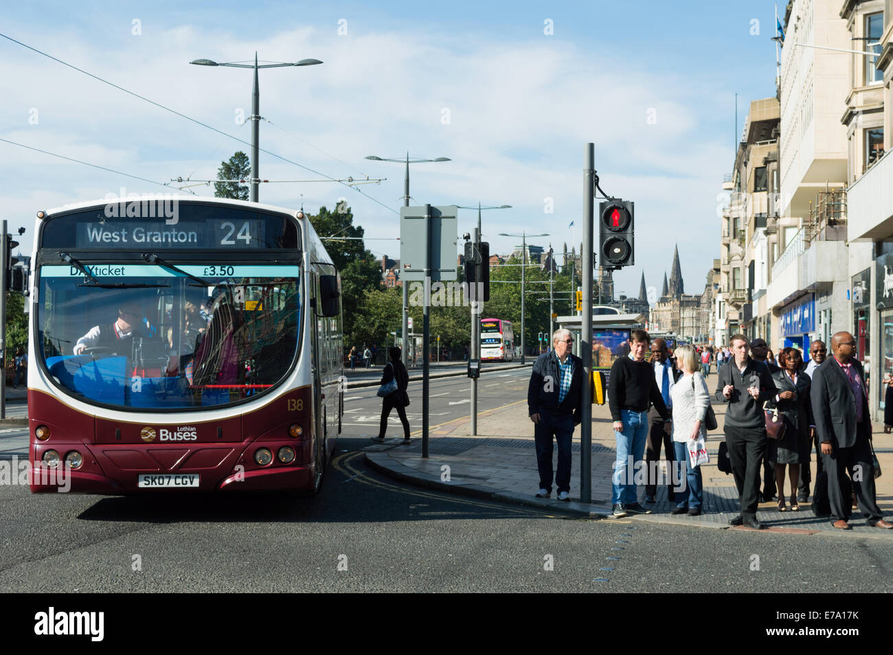 Buses and shoppers on Princes Street, Edinburgh Stock Photo