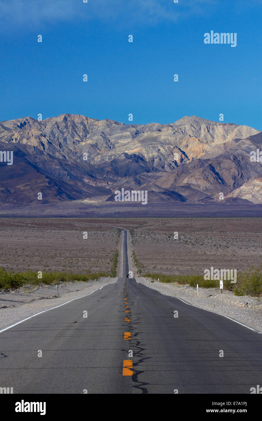 State Route 190 through Death Valley near Stovepipe Wells, towards Panamint  Range, Death Valley National Park, Mojave Desert, Ca Stock Photo - Alamy