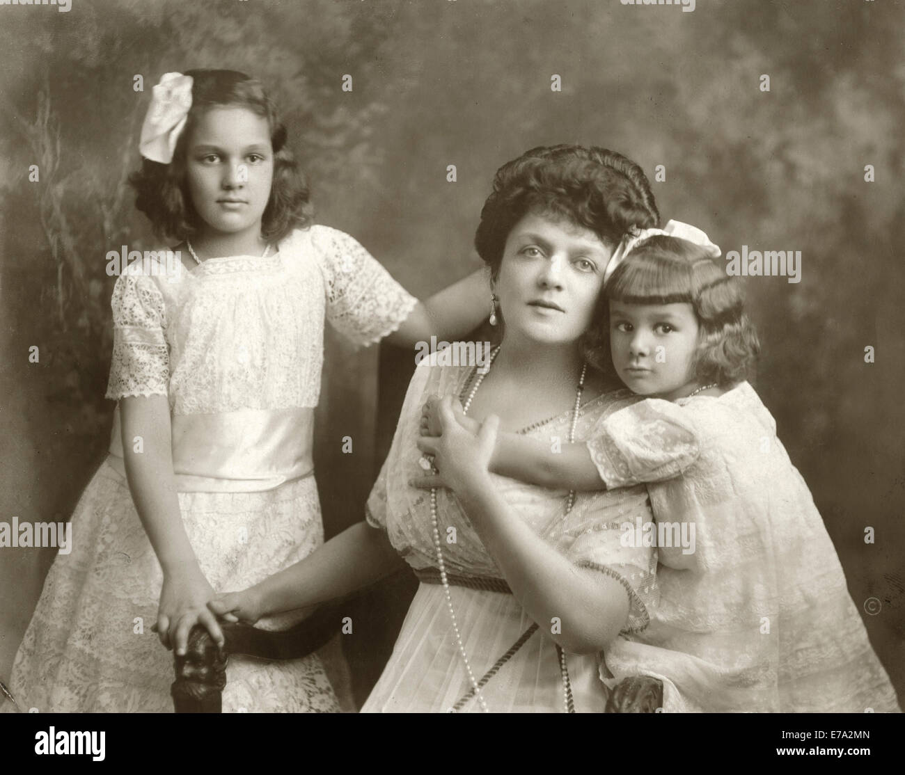 Mrs. George Gould (Edith Kingdon) with Daughters Edith and Gloria, Portrait, 1911 Stock Photo